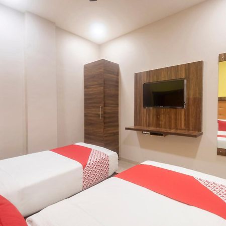 Hotel Blue Executive Near Chhatrapati Shivaji International Airport Мумбаи Экстерьер фото