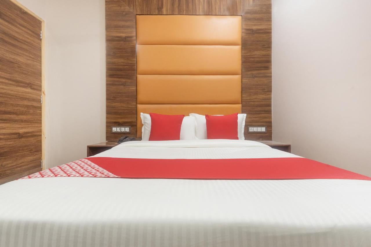 Hotel Blue Executive Near Chhatrapati Shivaji International Airport Мумбаи Экстерьер фото