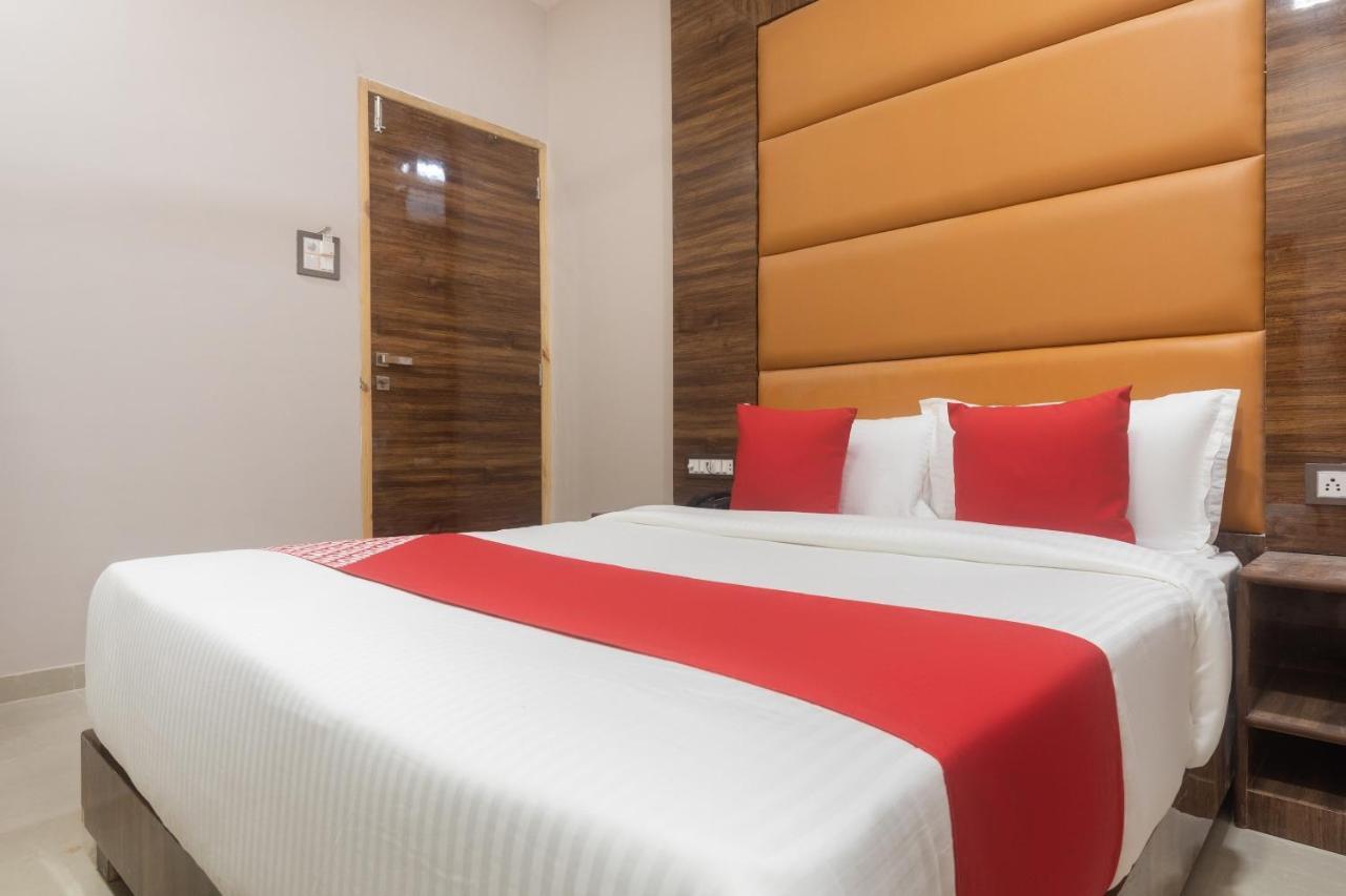 Hotel Blue Executive Near Chhatrapati Shivaji International Airport Мумбаи Экстерьер фото
