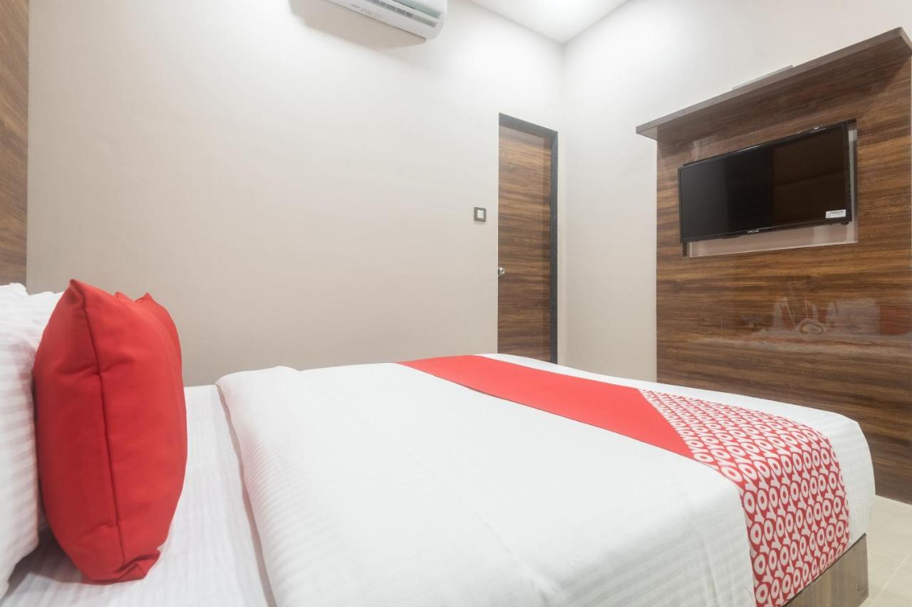 Hotel Blue Executive Near Chhatrapati Shivaji International Airport Мумбаи Экстерьер фото