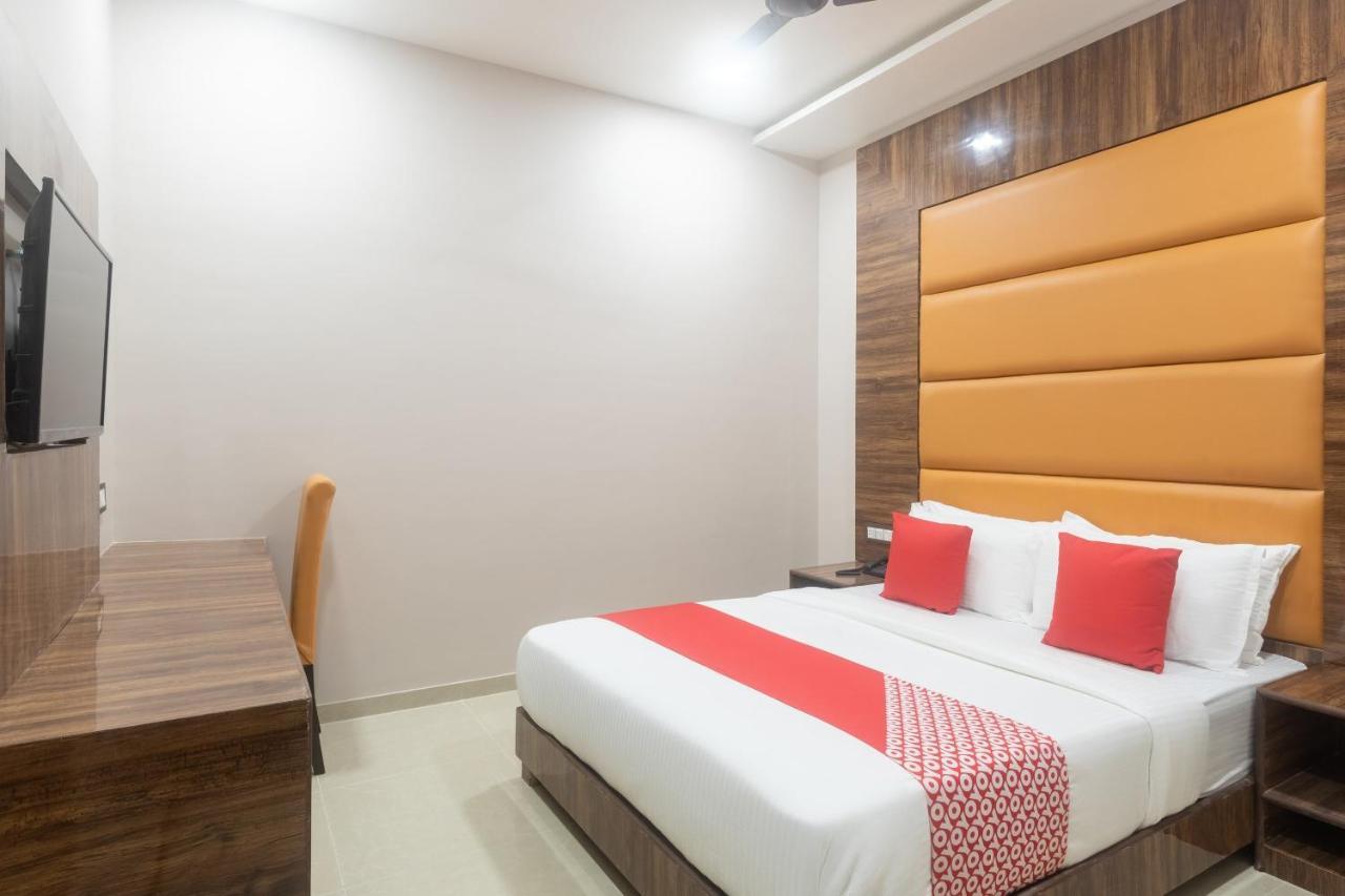 Hotel Blue Executive Near Chhatrapati Shivaji International Airport Мумбаи Экстерьер фото