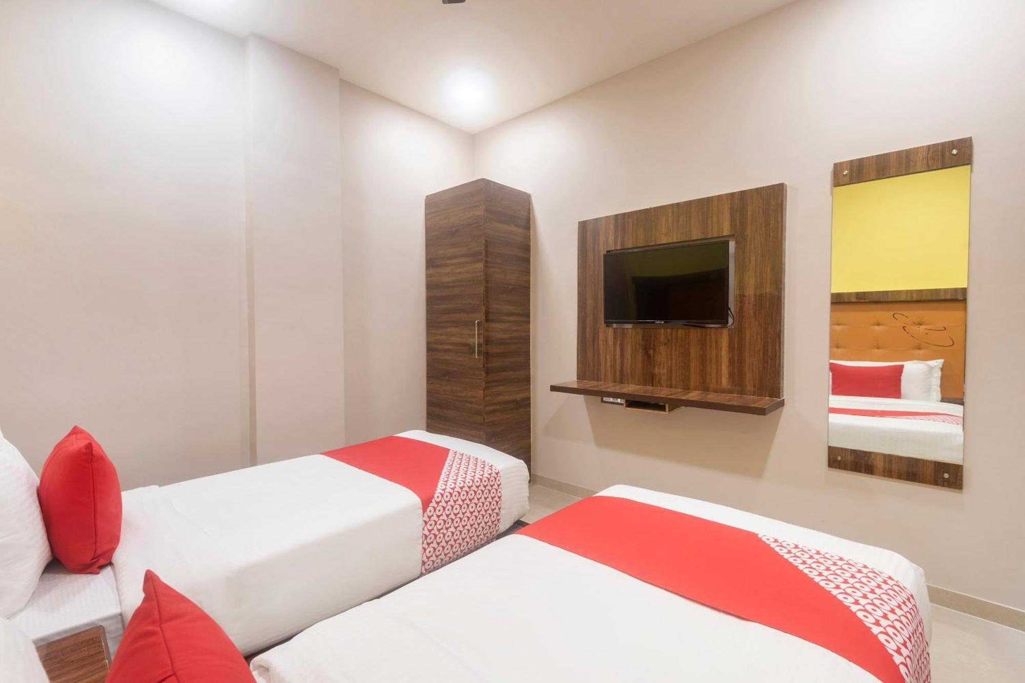 Hotel Blue Executive Near Chhatrapati Shivaji International Airport Мумбаи Экстерьер фото