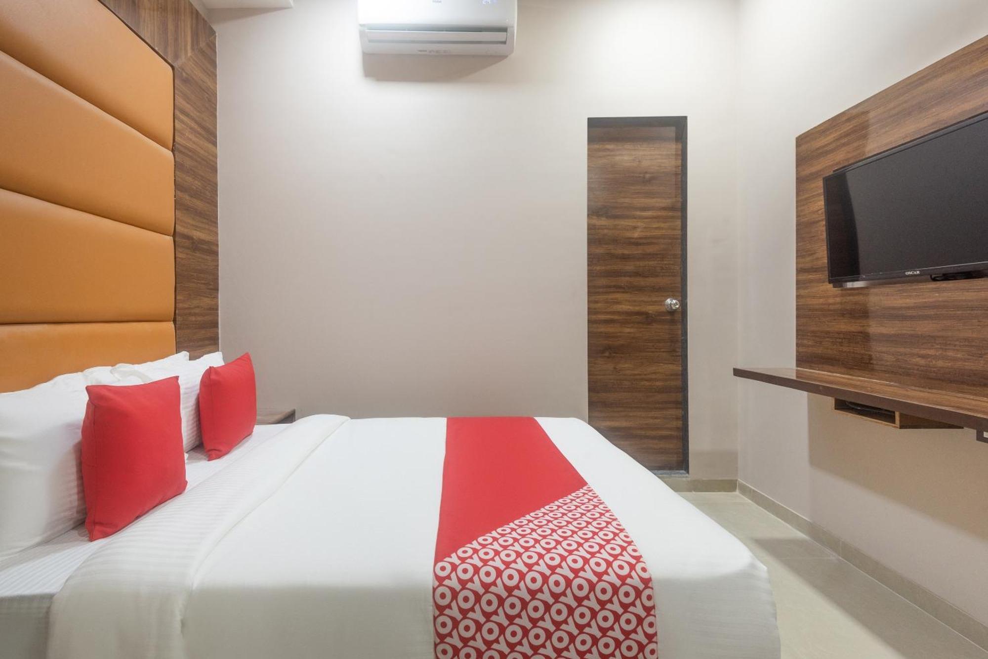 Hotel Blue Executive Near Chhatrapati Shivaji International Airport Мумбаи Экстерьер фото