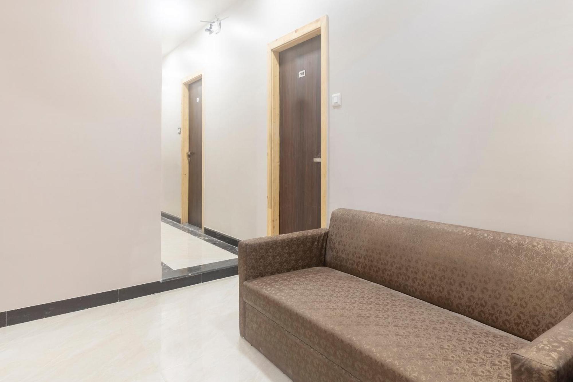 Hotel Blue Executive Near Chhatrapati Shivaji International Airport Мумбаи Экстерьер фото