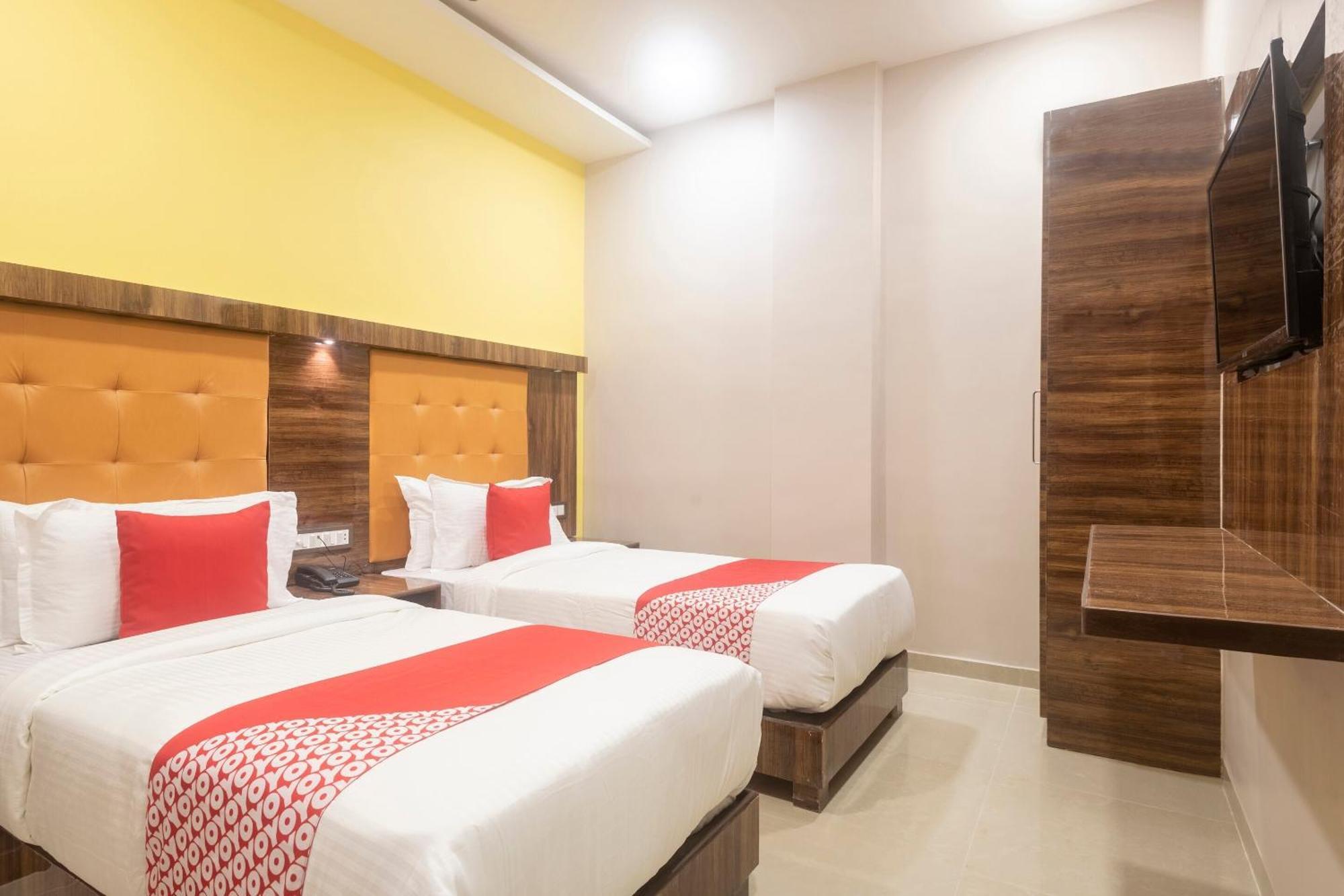 Hotel Blue Executive Near Chhatrapati Shivaji International Airport Мумбаи Экстерьер фото