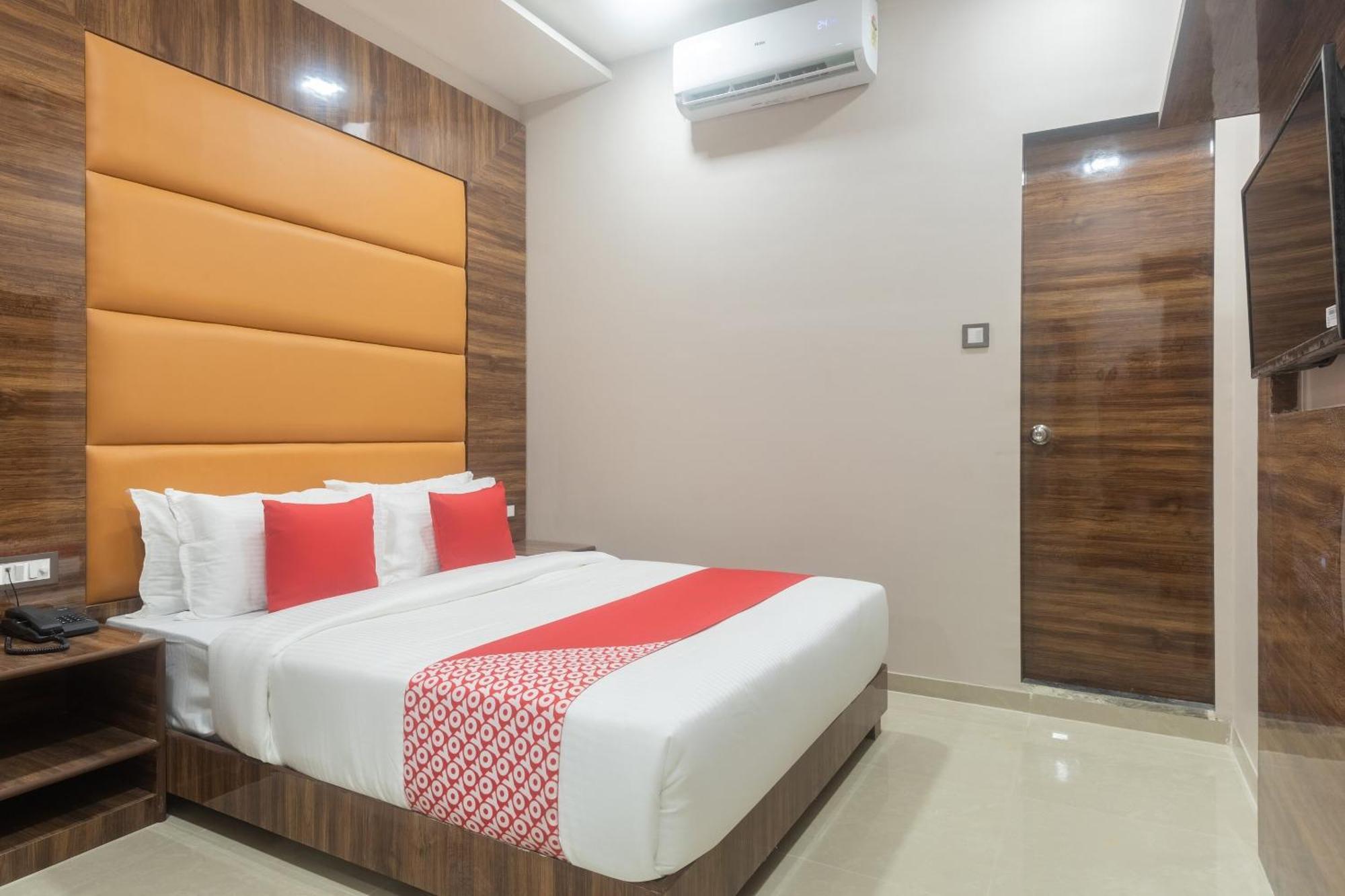 Hotel Blue Executive Near Chhatrapati Shivaji International Airport Мумбаи Экстерьер фото