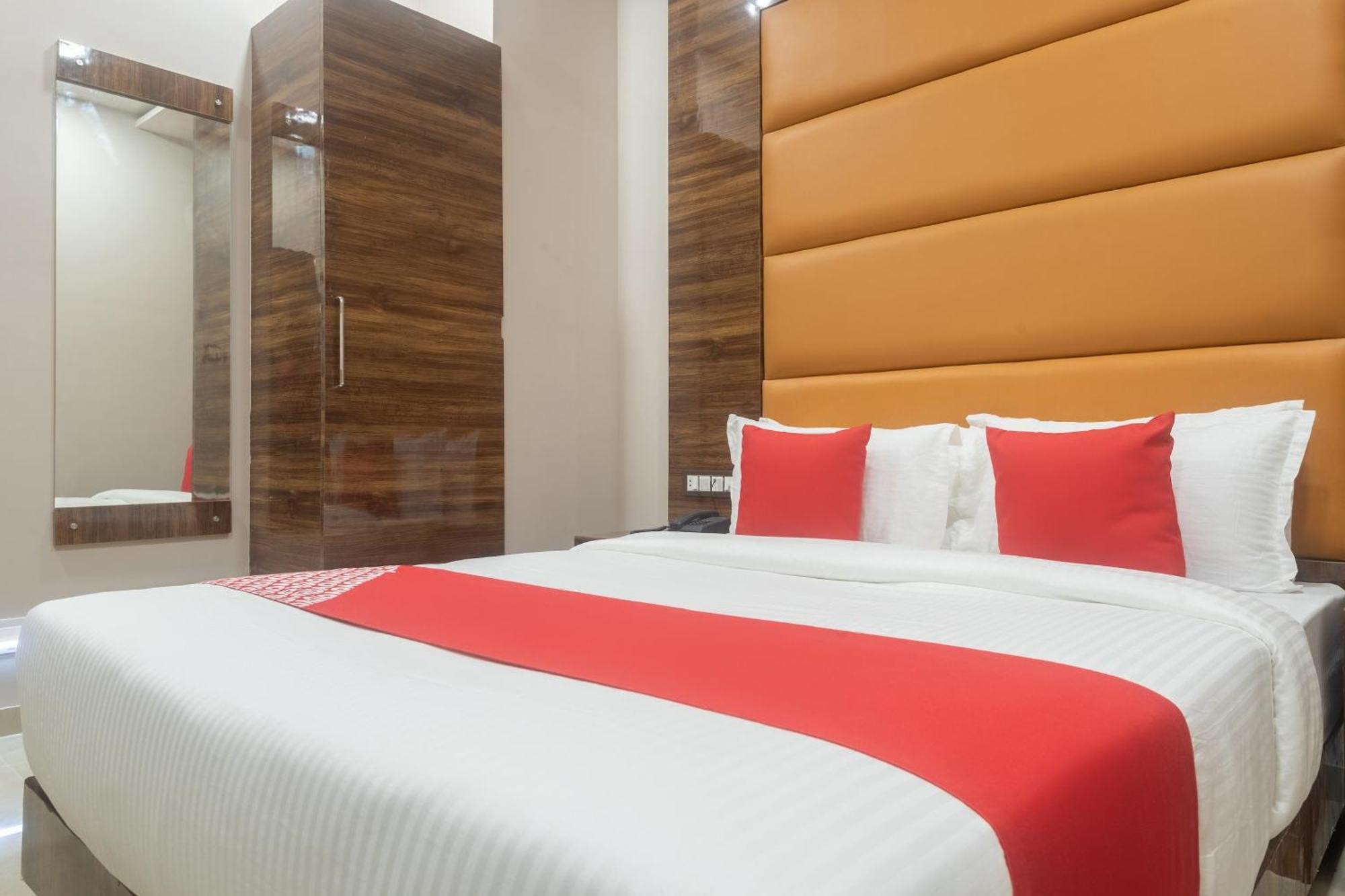 Hotel Blue Executive Near Chhatrapati Shivaji International Airport Мумбаи Экстерьер фото