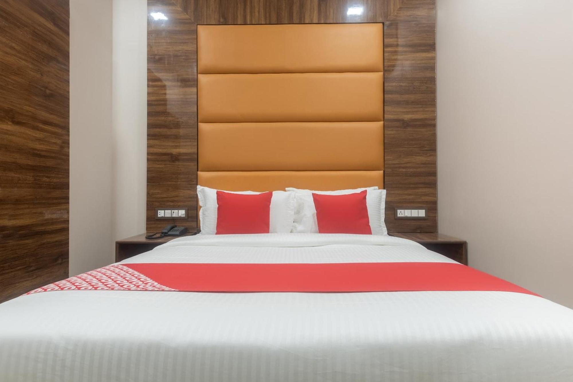 Hotel Blue Executive Near Chhatrapati Shivaji International Airport Мумбаи Экстерьер фото