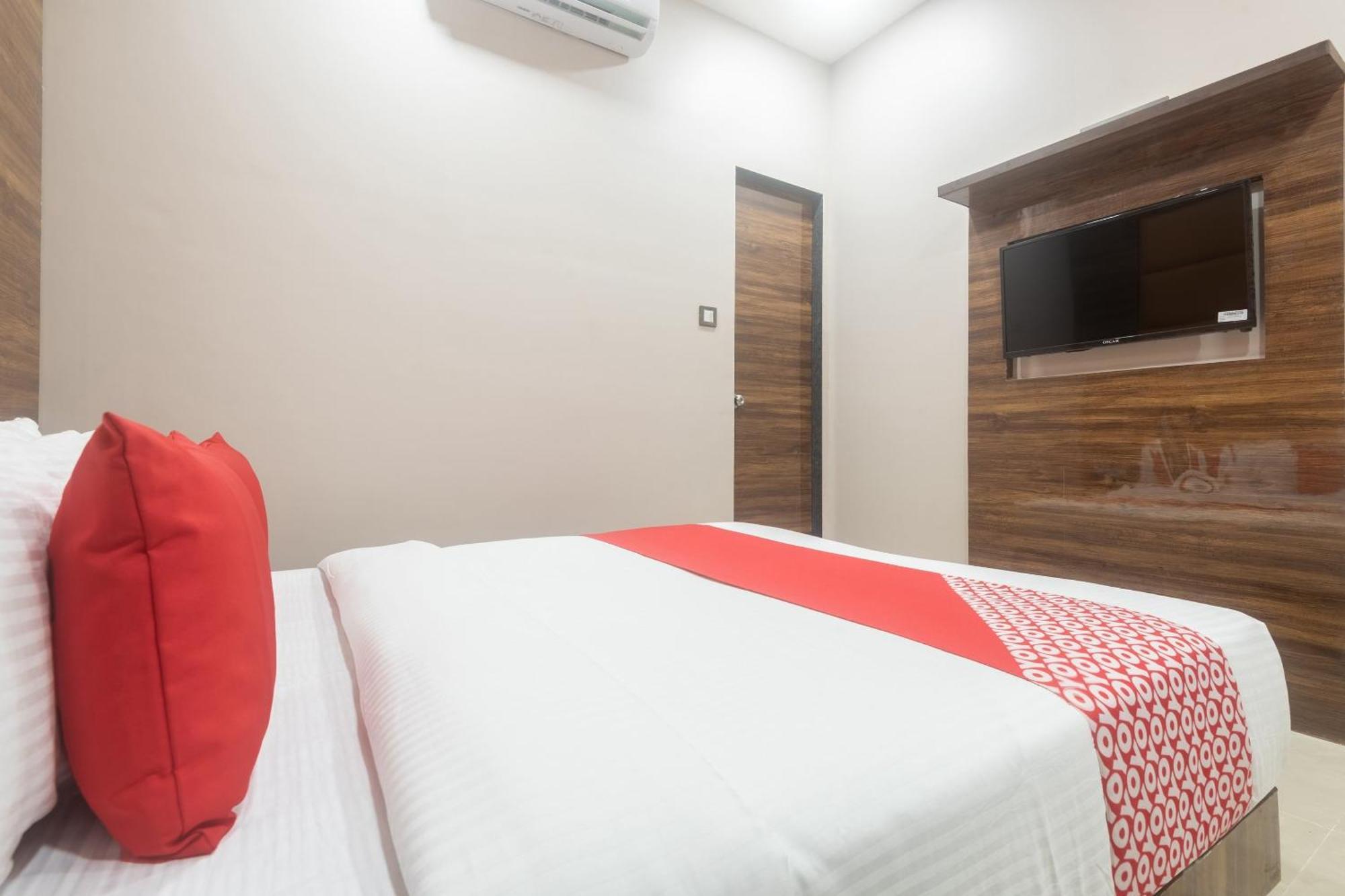 Hotel Blue Executive Near Chhatrapati Shivaji International Airport Мумбаи Экстерьер фото