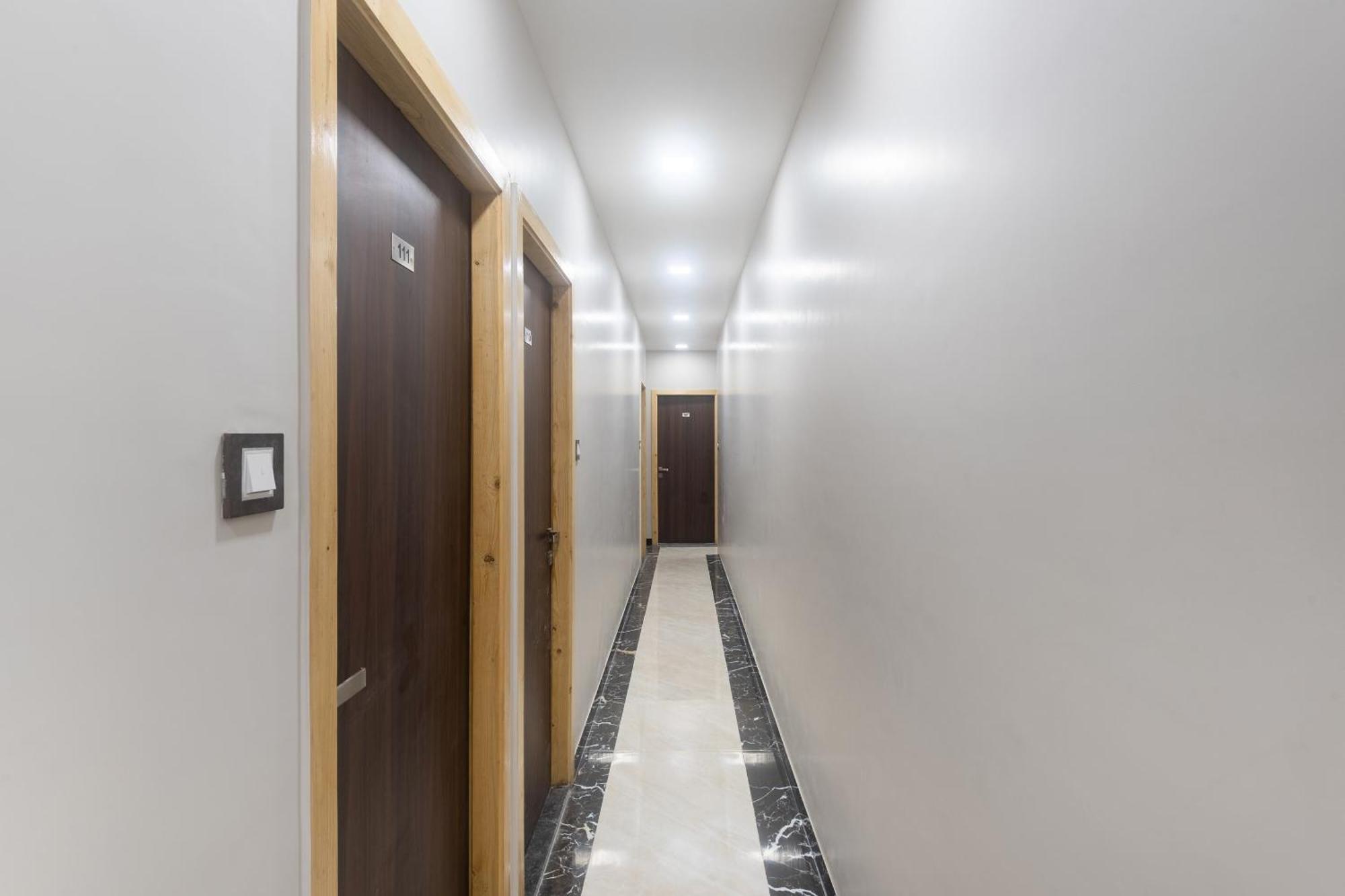 Hotel Blue Executive Near Chhatrapati Shivaji International Airport Мумбаи Экстерьер фото