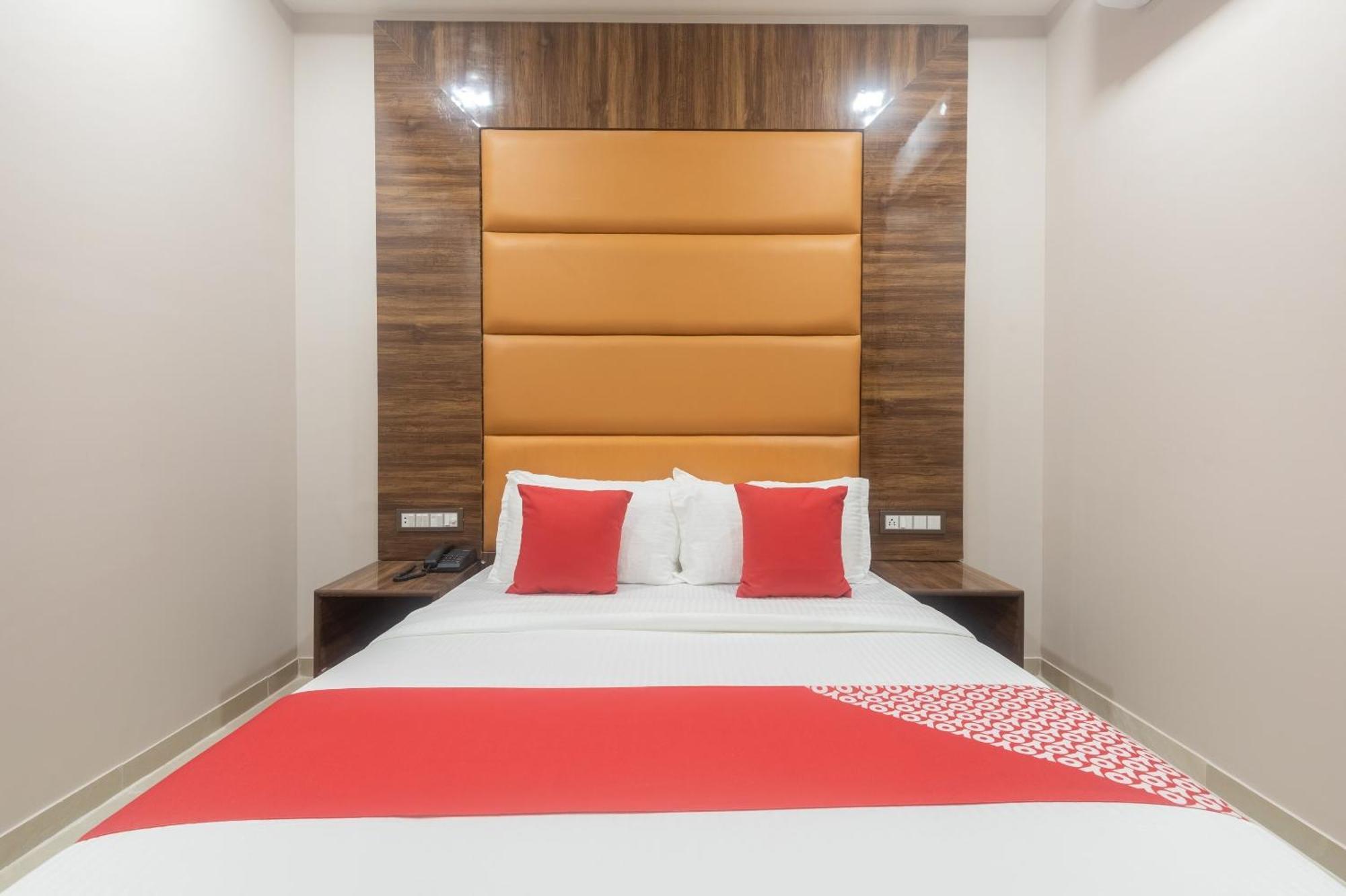 Hotel Blue Executive Near Chhatrapati Shivaji International Airport Мумбаи Экстерьер фото