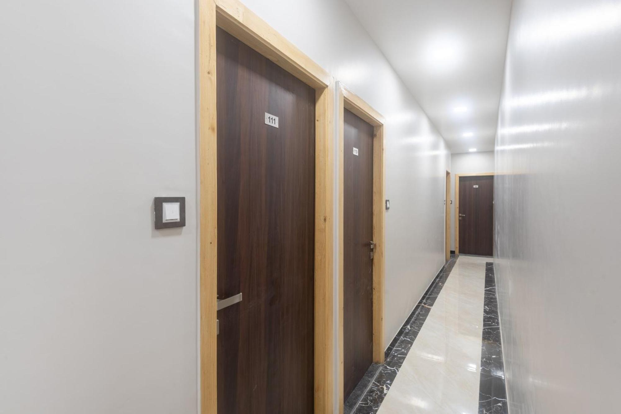 Hotel Blue Executive Near Chhatrapati Shivaji International Airport Мумбаи Экстерьер фото