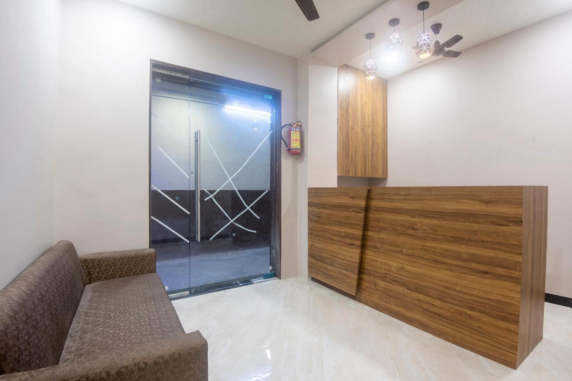 Hotel Blue Executive Near Chhatrapati Shivaji International Airport Мумбаи Экстерьер фото